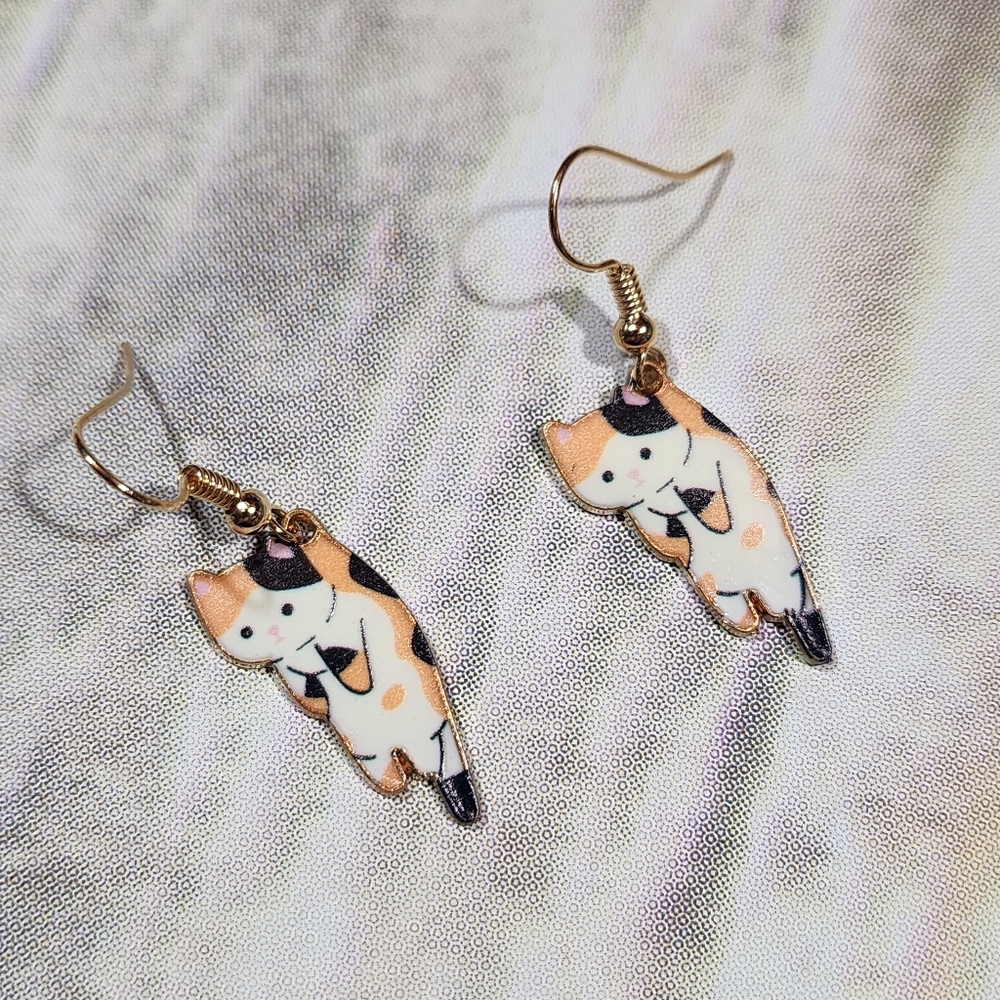 Calico cat hanging by his neck nap NWT enamel fish hook earrings - Picture 4 of 5